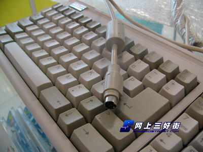 PLUM青轴机械白键盘实测体验 手感一流，贸易代理新选