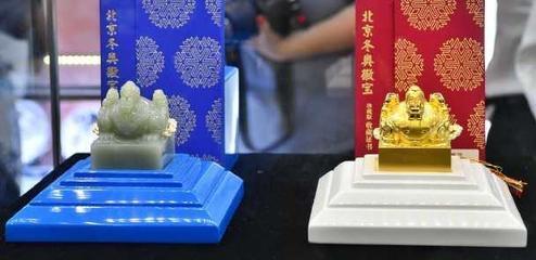 凌晨长龙见证热忱 北京冬奥会首款印玺特许商品开售，工艺美术品零售迎高光时刻